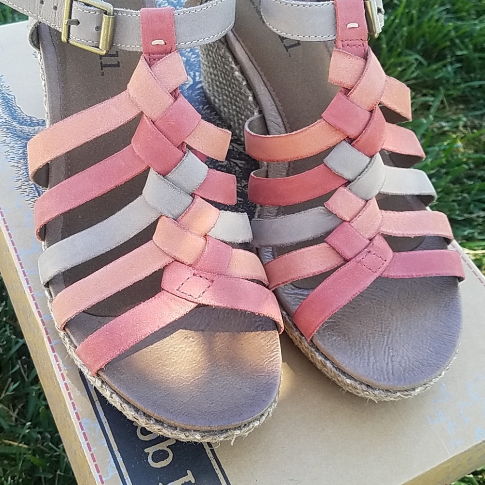 New in box Cute wedges - Picture 2 of 8